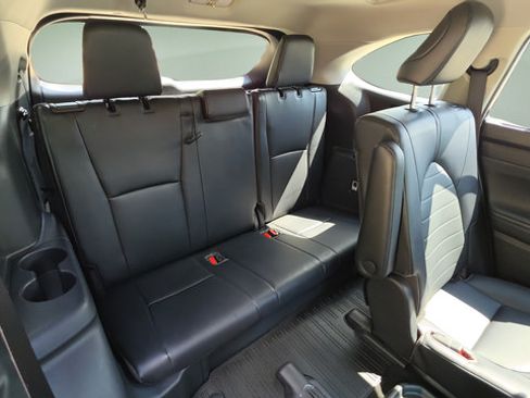 Used 2023 Toyota Highlander XLE AWD/4WD image 41