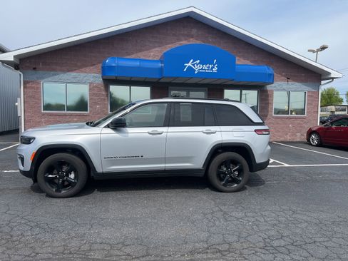 Used 2025 Jeep Grand Cherokee Limited w/ Black Appearance Package AWD/4WD image 3