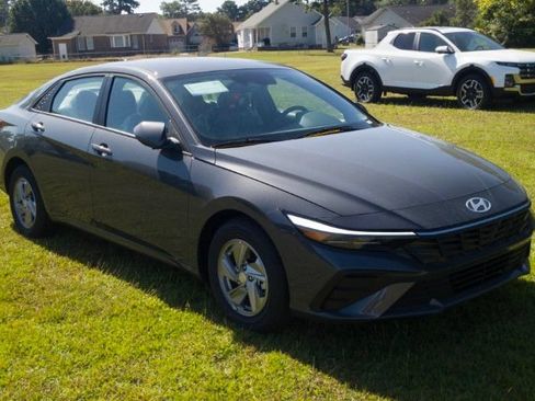 New 2026 Hyundai Elantra SE FWD image 3