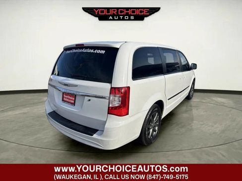Used 2016 Chrysler Town & Country S image 5