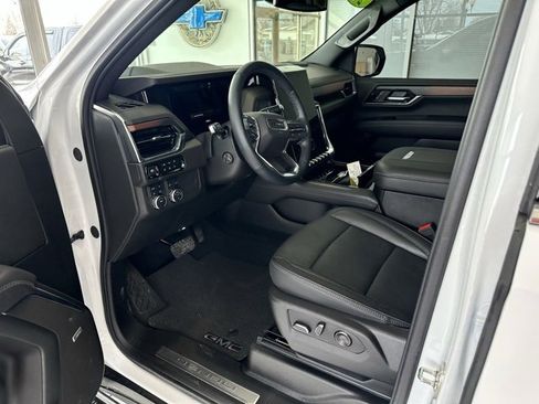 Used 2025 GMC Yukon XL Denali w/ Sun & Power Step Package image 8