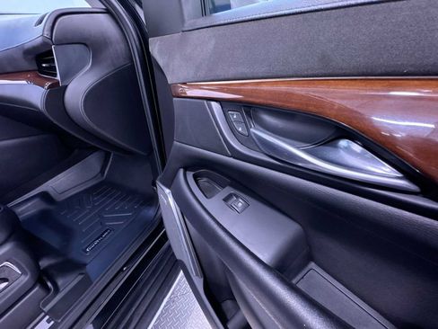Used 2018 Cadillac Escalade Luxury AWD/4WD image 35