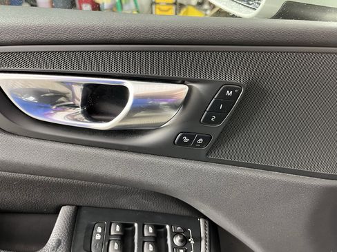 Used 2022 Volvo XC60 B5 Momentum image 16