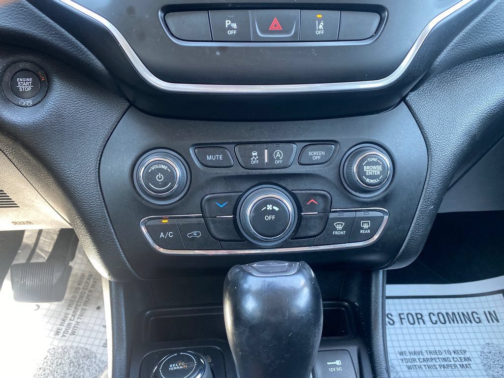 Used 2021 Jeep Cherokee Latitude Plus AWD/4WD image 19