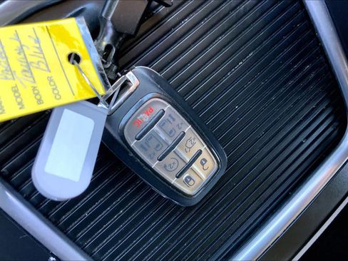 Used 2023 Chrysler Pacifica Touring-L FWD image 15