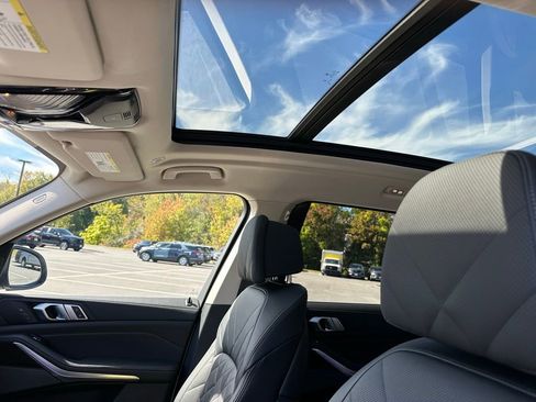 Certified 2024 BMW X7 xDrive40i w/ Premium Package image 16