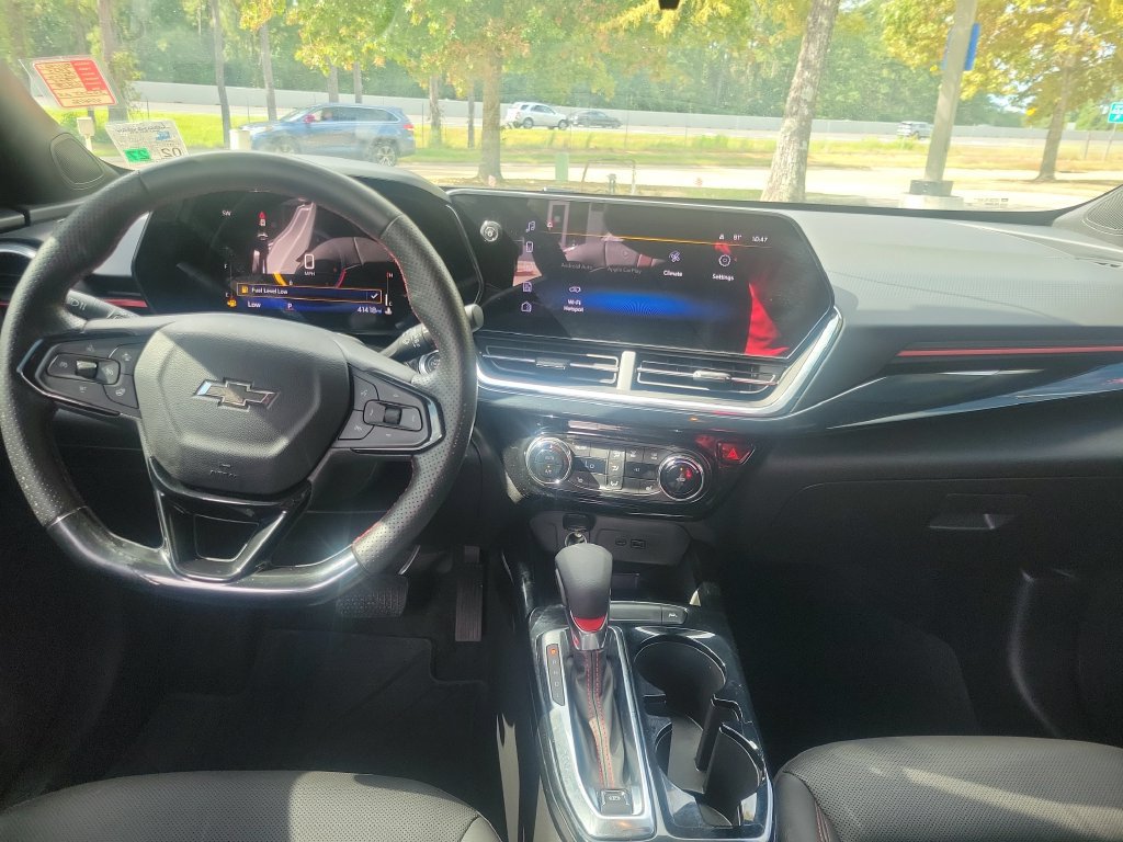 Used 2025 Chevrolet Trax RS w/ Sunroof Package FWD image 24