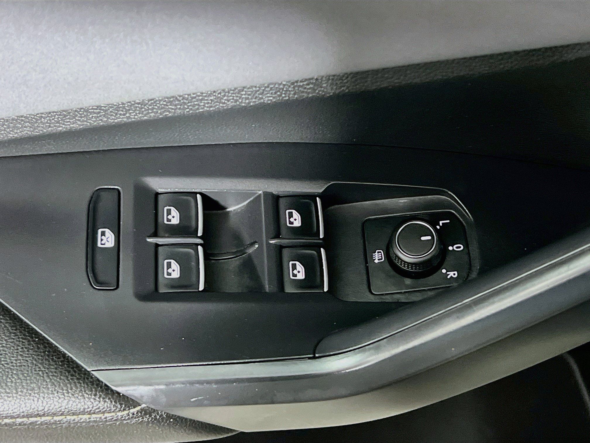 Used 2025 Volkswagen Jetta SE FWD image 16