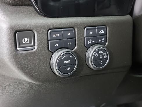 Used 2022 Chevrolet Silverado 1500 LTZ w/ LTZ Convenience Package II AWD/4WD image 17