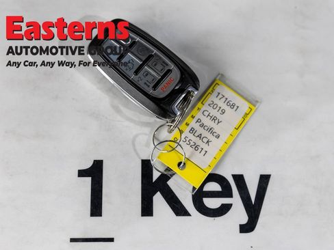 Used 2019 Chrysler Pacifica Touring-L FWD image 23