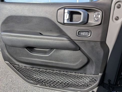 Used 2022 Jeep Wrangler Unlimited Sahara AWD/4WD image 9