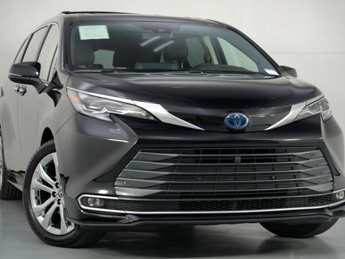 Used 2024 Toyota Sienna Platinum image 4