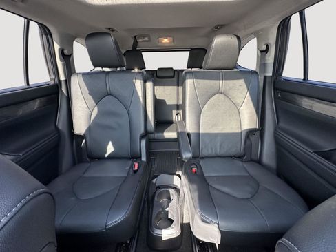 Certified 2025 Toyota Highlander Platinum image 12