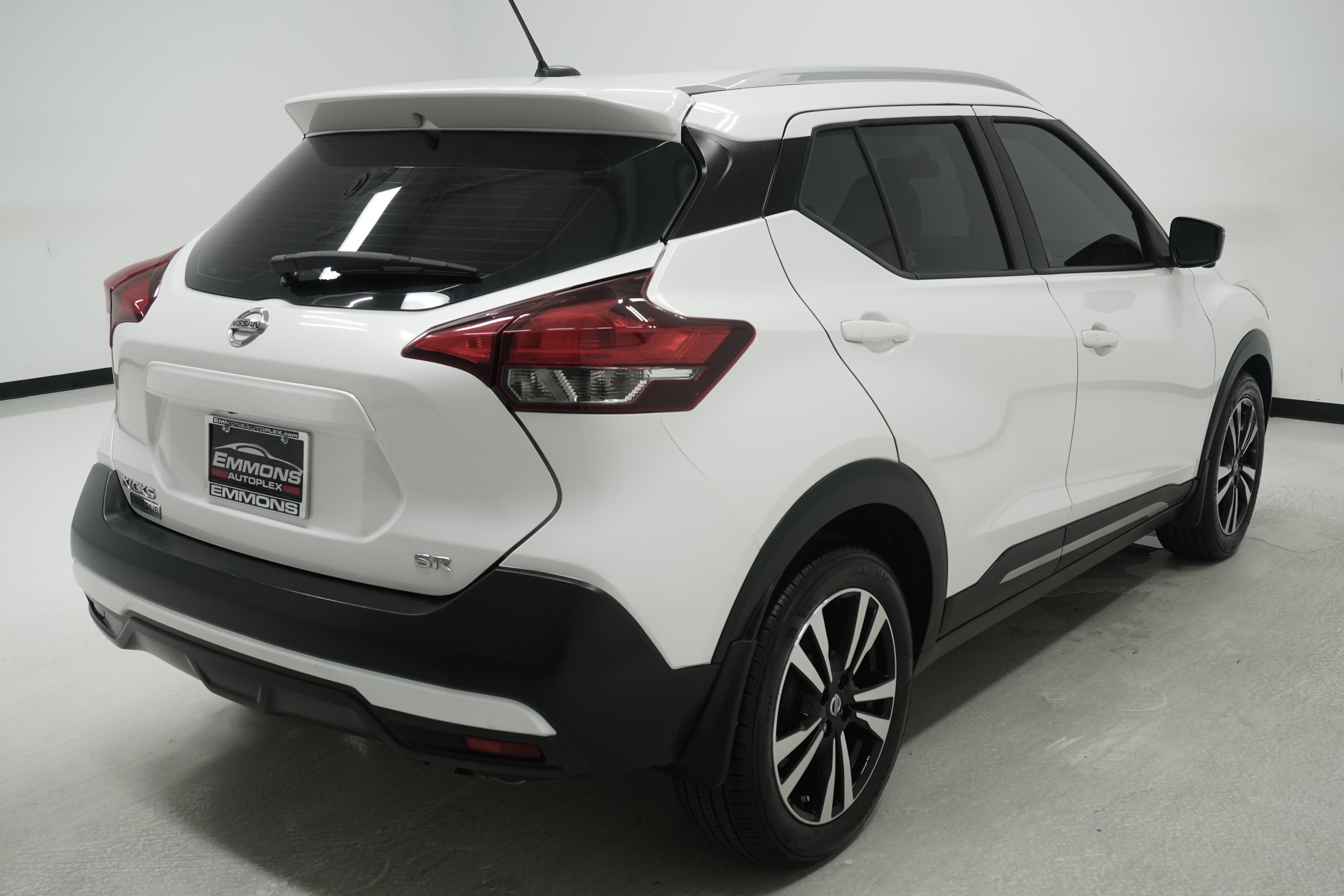 Used 2019 Nissan Kicks SR w/ SR Premium Package FWD image 4