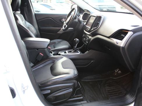 Used 2018 Jeep Cherokee Latitude Plus FWD image 10
