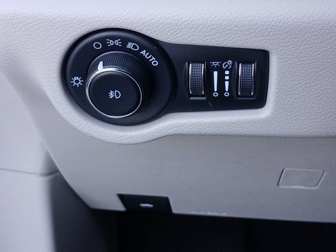 Used 2023 Chrysler Pacifica Limited w/ Uconnect Theater Family Group AWD/4WD image 12