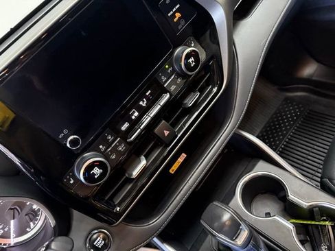 Used 2023 Toyota Highlander L image 32