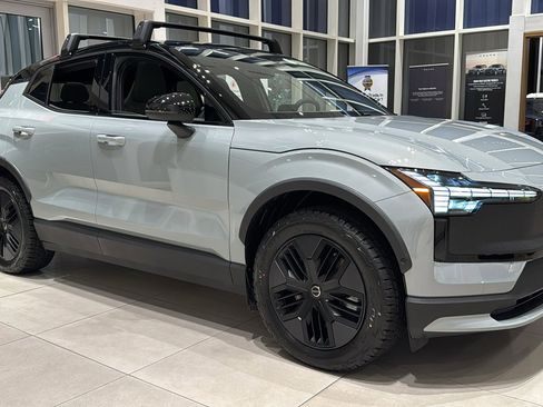 Used 2026 Volvo EX30 Cross Country Ultra image 3