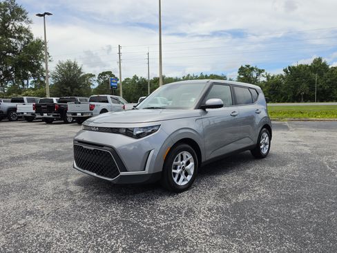 Used 2024 Kia Soul LX w/ Option Group 015 FWD image 11