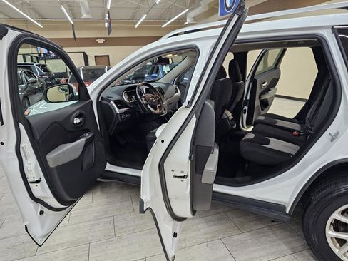 Used 2014 Jeep Cherokee Latitude w/ Comfort/Convenience Group AWD/4WD image 14