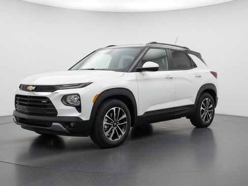 Used 2025 Chevrolet TrailBlazer LT image 2