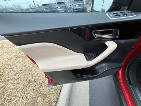 Used 2018 Jaguar F-PACE Premium image 15