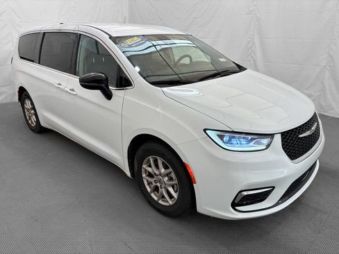 Used 2024 Chrysler Pacifica Touring-L FWD image 10