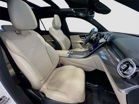 Used 2025 Mercedes-Benz GLC 300 4MATIC image 30