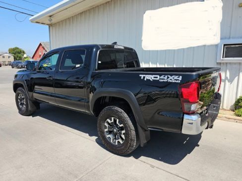 Used 2019 Toyota Tacoma TRD Off-Road AWD/4WD image 4