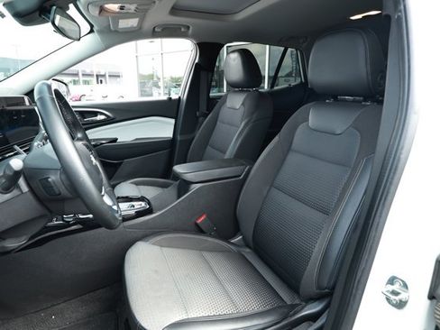 Used 2024 Chevrolet Trax LT w/ Sunroof Package FWD image 22