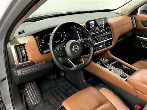 Used 2025 Nissan Pathfinder Platinum AWD/4WD image 16