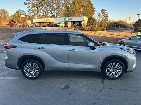 Used 2023 Toyota Highlander Platinum image 2