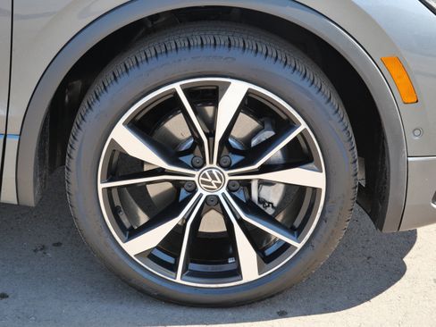 Used 2023 Volkswagen Tiguan SEL R-Line image 15