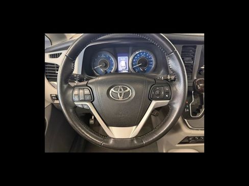 Used 2015 Toyota Sienna XLE FWD image 14