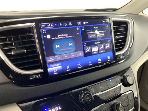 Used 2023 Chrysler Pacifica Touring-L image 28