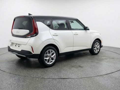 Used 2025 Kia Soul LX w/ LX Technology Package FWD image 9