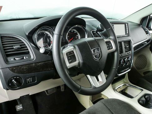 Used 2016 Dodge Grand Caravan SXT w/ UConnect Hands-Free Group FWD image 4