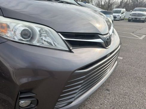 Used 2020 Toyota Sienna XLE w/ XLE Navigation Package image 9