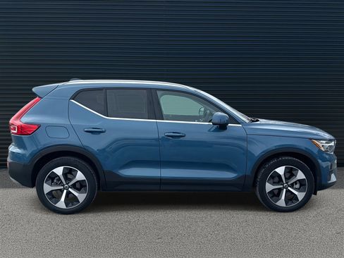Certified 2025 Volvo XC40 B5 Plus image 4
