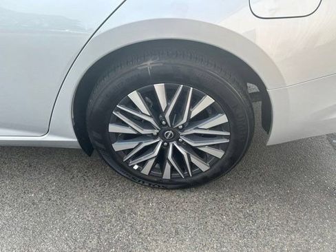 Used 2025 Nissan Altima 2.5 SV FWD image 44