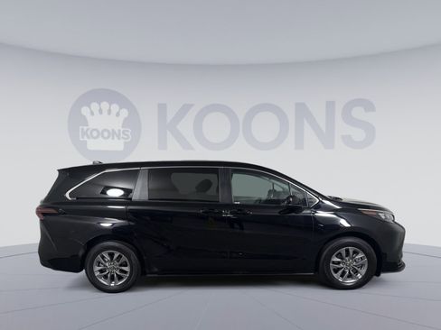 Used 2024 Toyota Sienna LE image 8