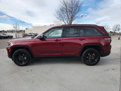 Used 2024 Jeep Grand Cherokee Altitude image 2