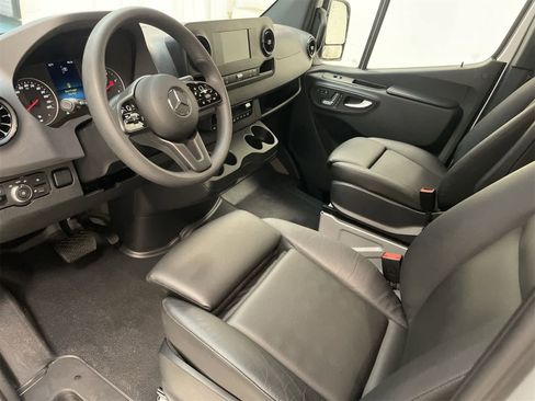 Used 2024 Mercedes-Benz Sprinter 2500 image 2