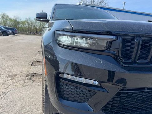 Used 2025 Jeep Grand Cherokee Limited w/ Black Appearance Package AWD/4WD image 11