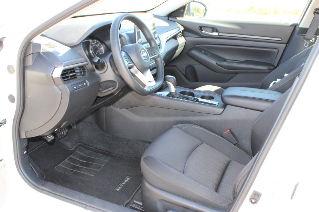 Used 2025 Nissan Altima 2.5 SV FWD image 10