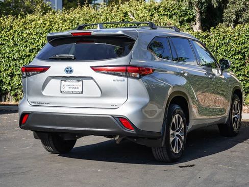 Used 2021 Toyota Highlander XLE AWD/4WD image 6