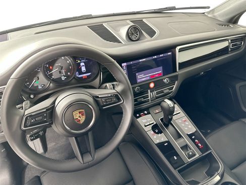 Certified 2025 Porsche Macan image 4