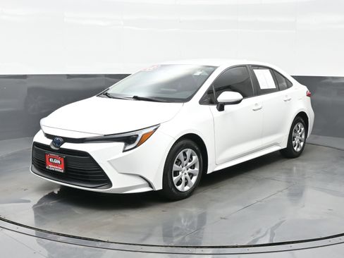 Used 2023 Toyota Corolla LE image 2