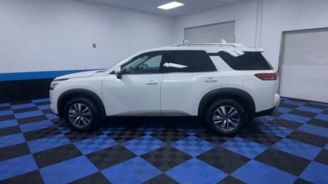 Used 2024 Nissan Pathfinder SL w/ Black Appearance Package AWD/4WD image 5