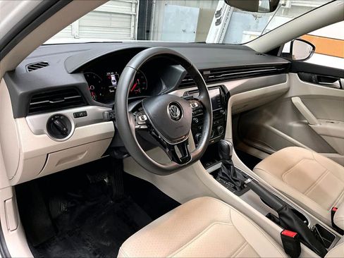 Used 2021 Volkswagen Passat 2.0T SE w/ Luggage Net & Mats Package image 11